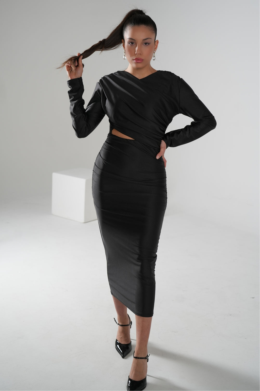 Midikleid Noir mit Cut-Out und Drapierung