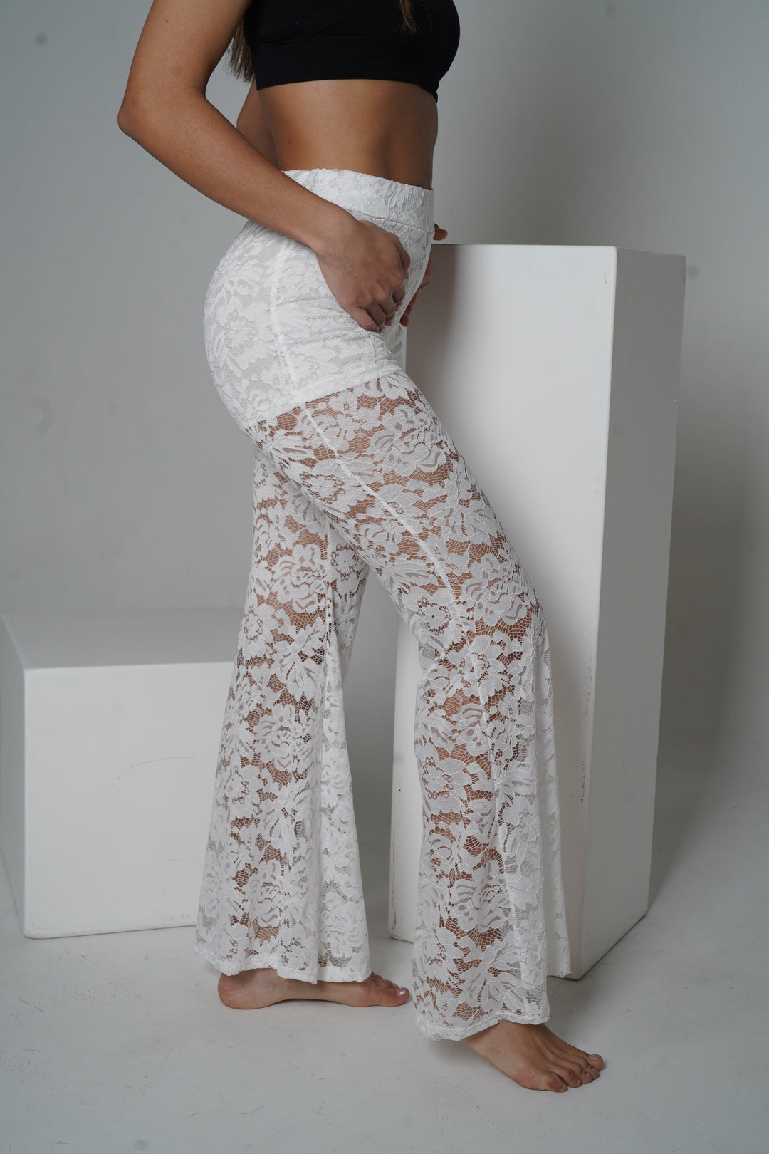 Flared Pants aus floraler Spitze – Weiß