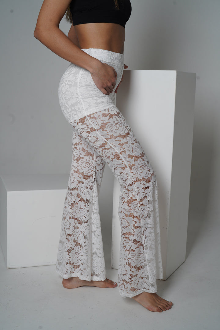 Flared Pants aus floraler Spitze – Weiß