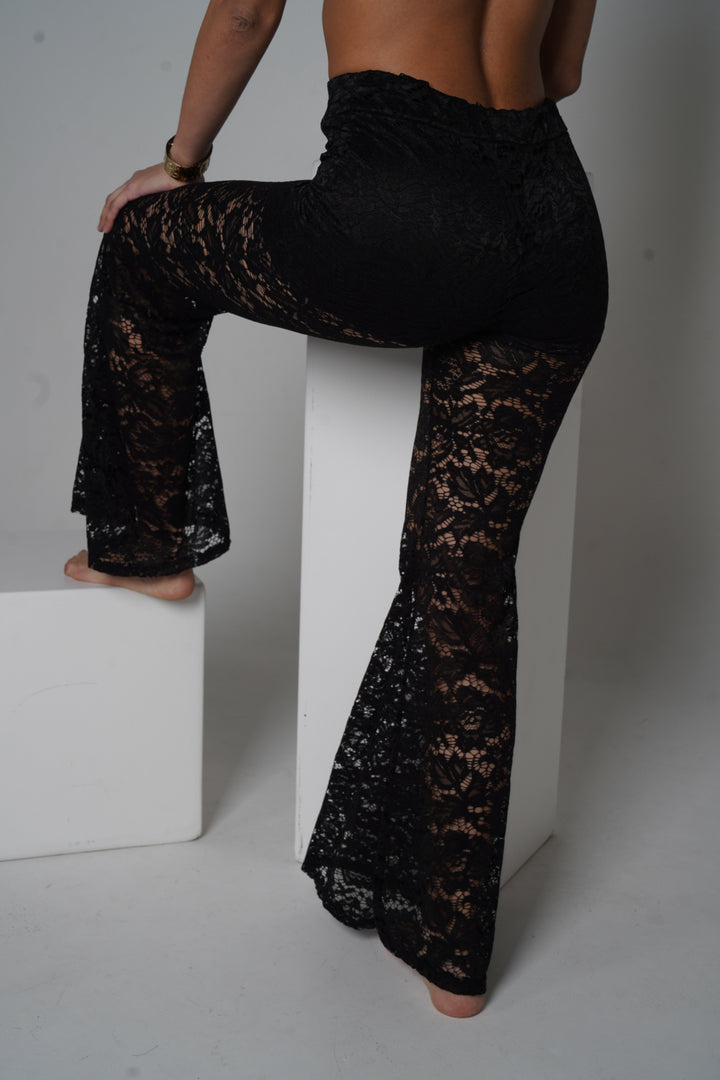 Flared Pants aus floraler Spitze – Schwarz