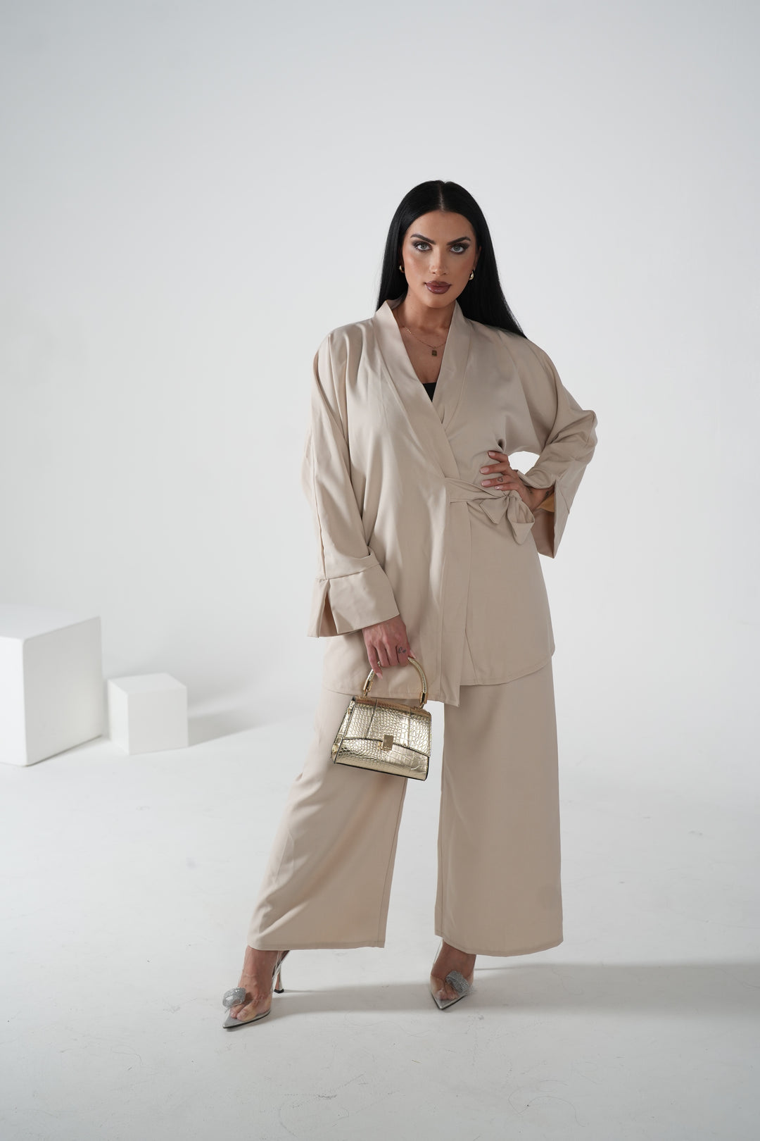 Eleganter Zweiteiler mit Bindegürtel