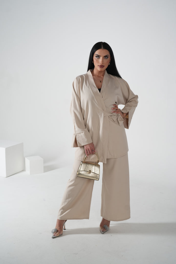 Eleganter Zweiteiler mit Bindegürtel