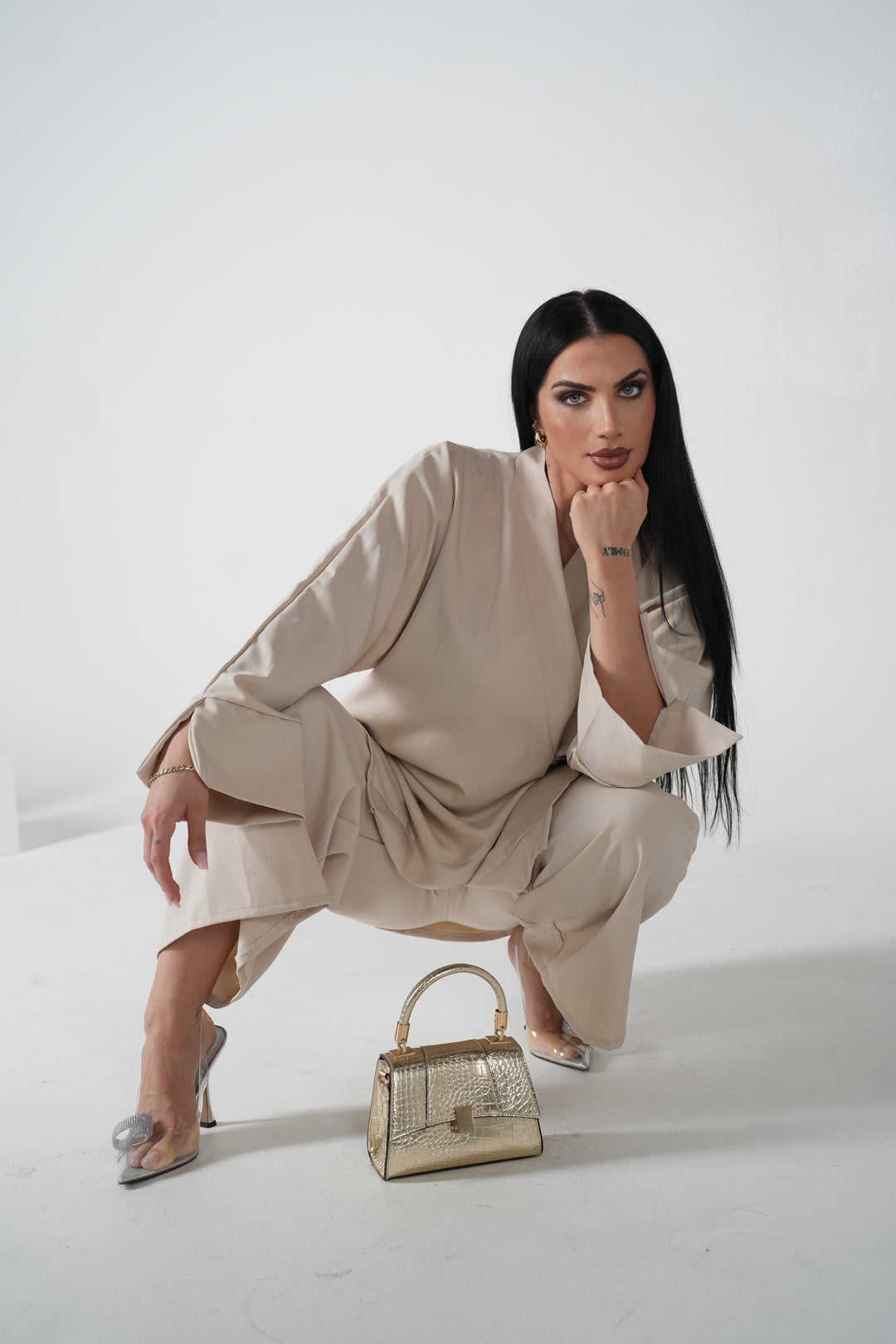 Eleganter Zweiteiler mit Bindegürtel