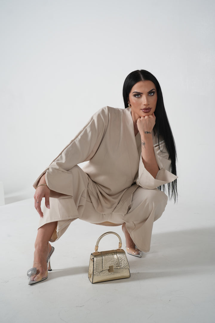 Eleganter Zweiteiler mit Bindegürtel